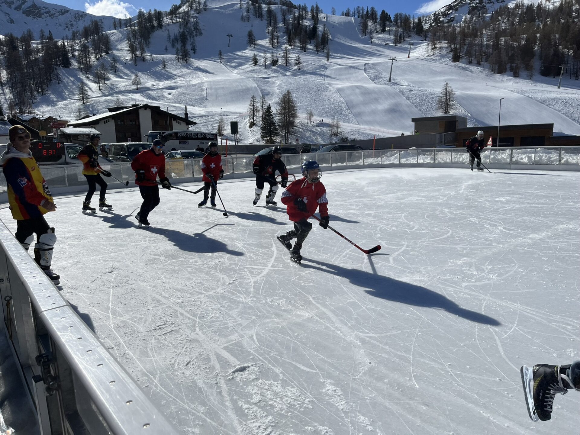 Ist möglicherweise ein Bild von 7 Personen, Personen, die Hockey spielen und Personen, die Ski fahren