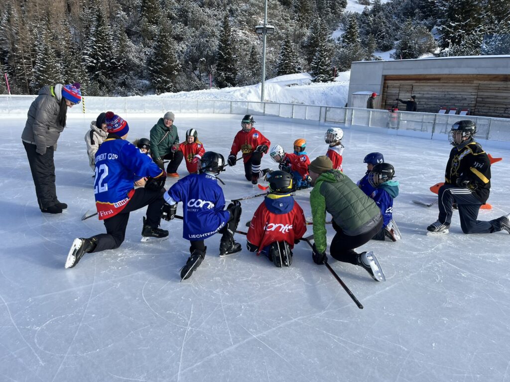 Ist möglicherweise ein Bild von 10 Personen, Personen, die Hockey spielen, Personen, die Eislaufen oder Rollschuhfahren, Skihang und Text