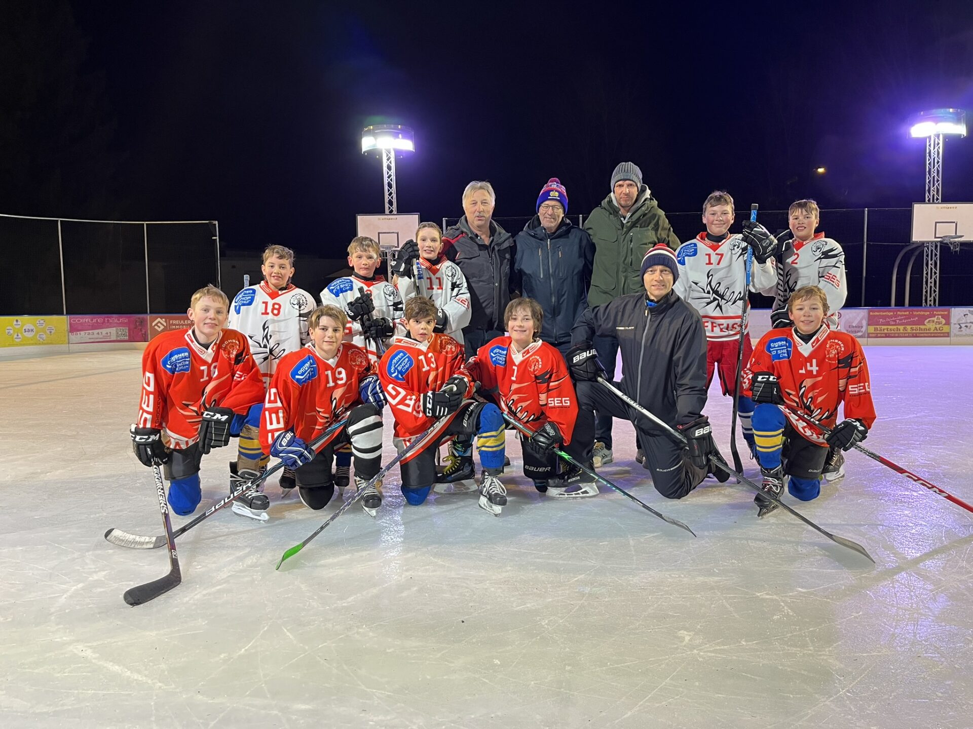 Ist möglicherweise ein Bild von 10 Personen, Personen, die Eislaufen oder Rollschuhfahren, Personen, die Hockey spielen und Text