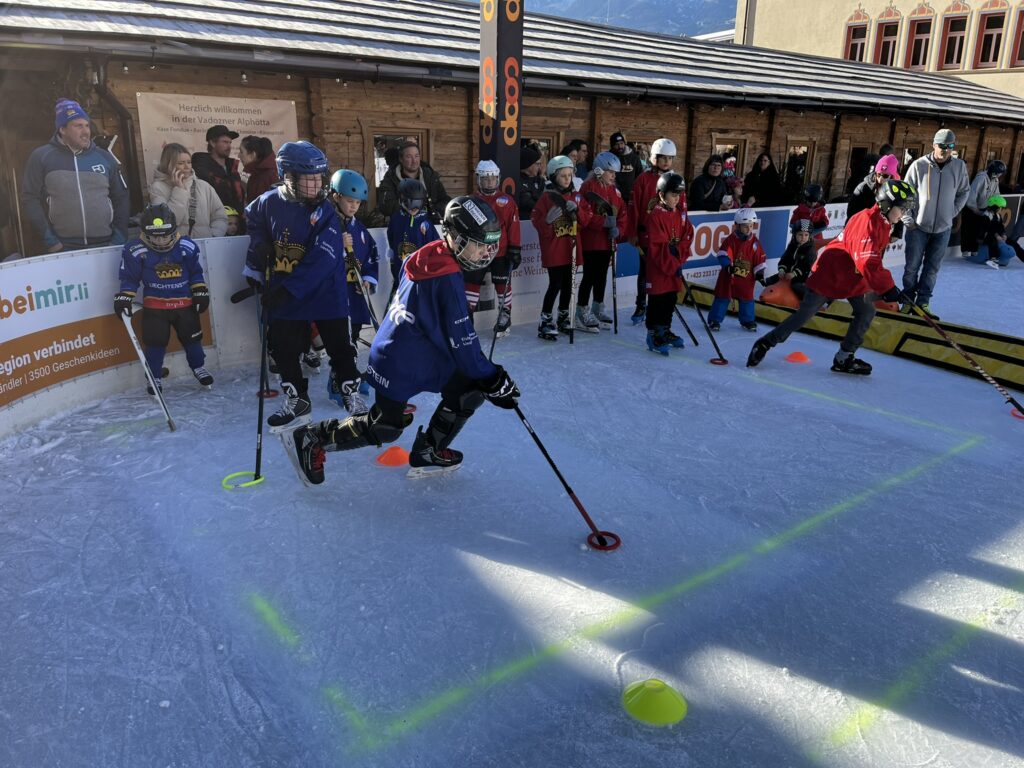 Ist möglicherweise ein Bild von 10 Personen, Personen, die Hockey spielen, Personen, die Golf spielen, Skihang und Text